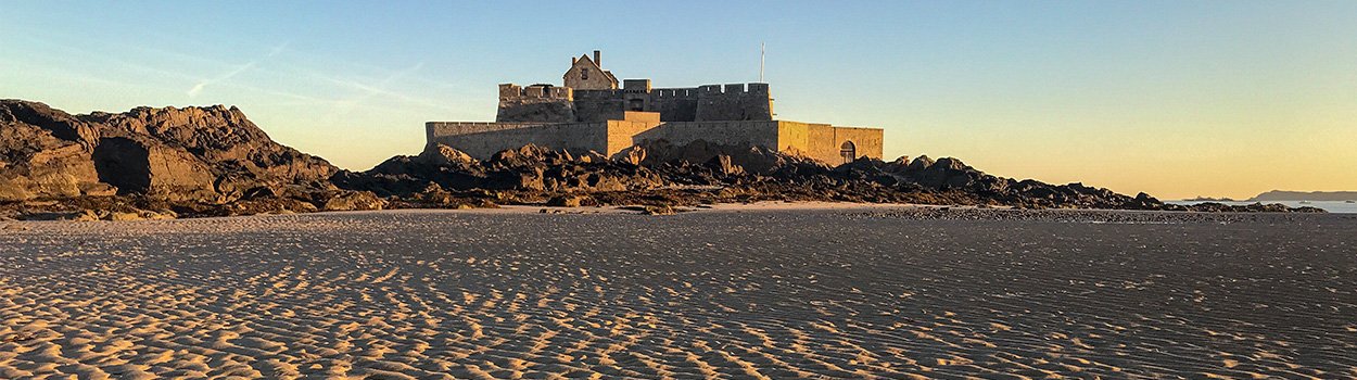 Lever de soleil sur le Fort National à Saint-Malo en Bretagne